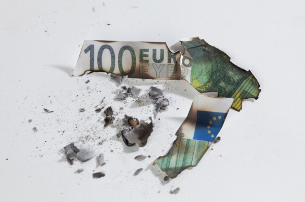 Euro pod tíhou krize ztrácí.