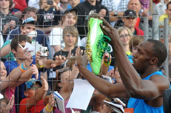 Usain Bolt si vítězství užíval s fanoušky.