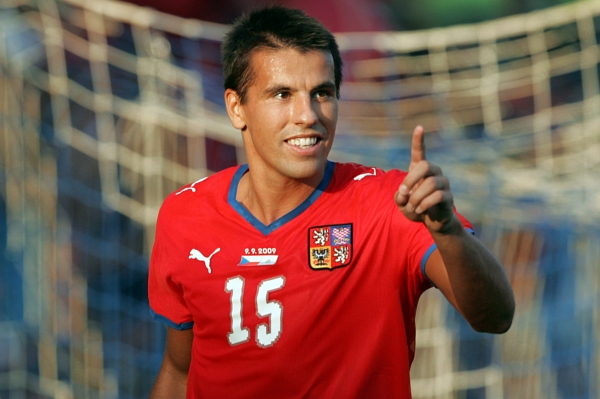 Milan Baroš navlékne proti Izraeli kapitánskou pásku.