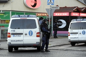 Policejní eskorta na místě činu.
