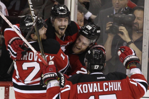 Hokejisté New Jersey se radují z postupu do finále Stanley Cupu.