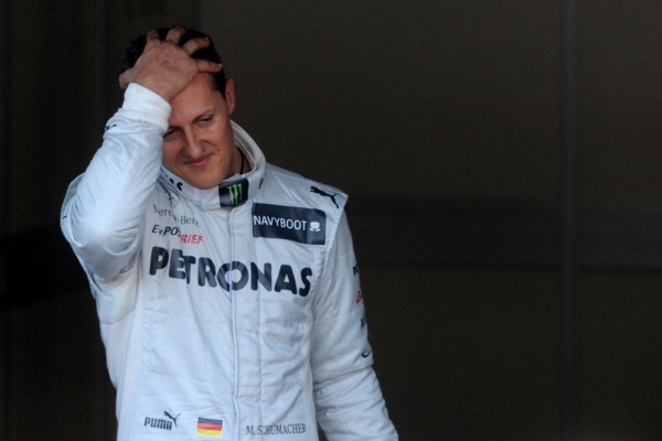 Michael Schumacher v Monaku po vítězné kvalifikaci jakoby nevěřil, co se mu právě povedlo.