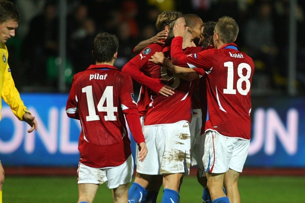 Čeští fotbalisté se radují z gólu.