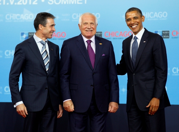 Václav Klaus (uprostřed) na summitu NATO.
