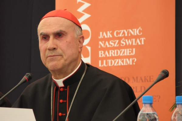 Média spekulují, jakou roli v aféře má vatikánská dvojka, kardinál Tarcisio Bertone.
