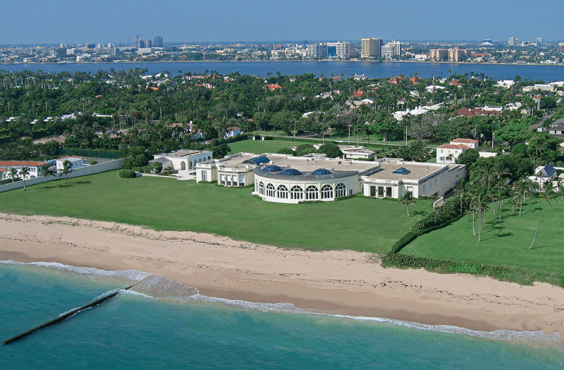 Na desátém místě je bývalé bydliště magnáta Donalda Trumpa Rybolovlev Estate s cenou 95 milionů dolarů (180,5 miliardy korun). Najdete tu 18 ložnic a 22 koupelen. (Foto: archiv) Na desátém místě je bývalé bydliště magnáta Donalda Trumpa Rybolovlev Estate s cenou 95 milionů dolarů (180,5 miliardy korun). Najdete tu 18 ložnic a 22 koupelen. (Foto: archiv)