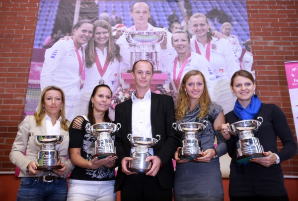 České tenistky s kapitánem Petrem Pálou po loňském triumfu ve Fed Cupu.