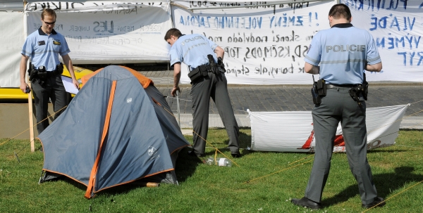 Momentka ze zásahu policie proti hnutí Okupujte na Klárově.