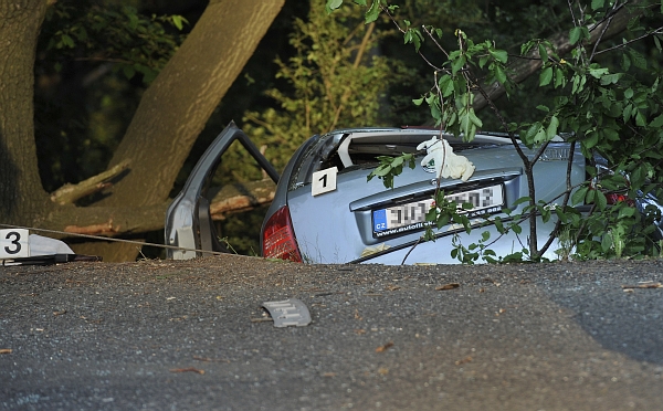 Řidič nezvládl řízení, auto sjelo ze silnice a narazilo do stromu. Řidič nezvládl řízení, auto sjelo ze silnice a narazilo do stromu.