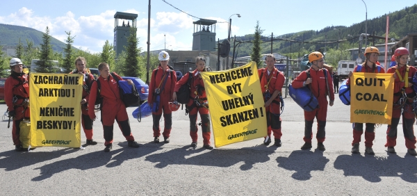 Aktivisté začali v úterý po poledni opouštět těžní věže. Aktivisté začali v úterý po poledni opouštět těžní věže.