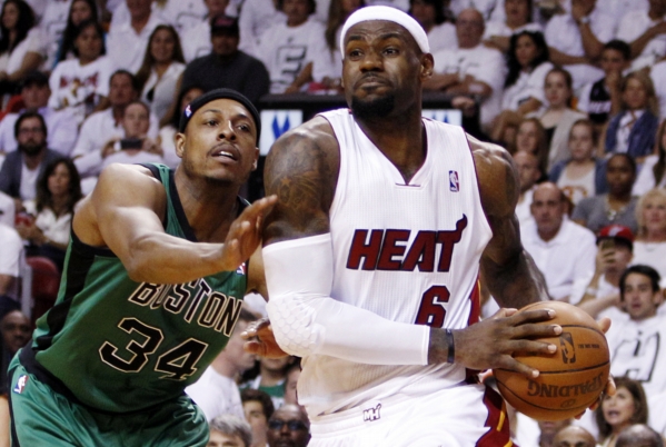LeBron James (vpravo) z Miami.