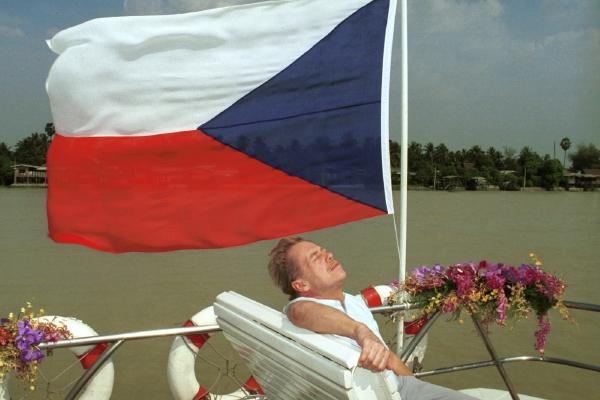 Výstava zahrnuje fotografie z let 1988 až 2011.