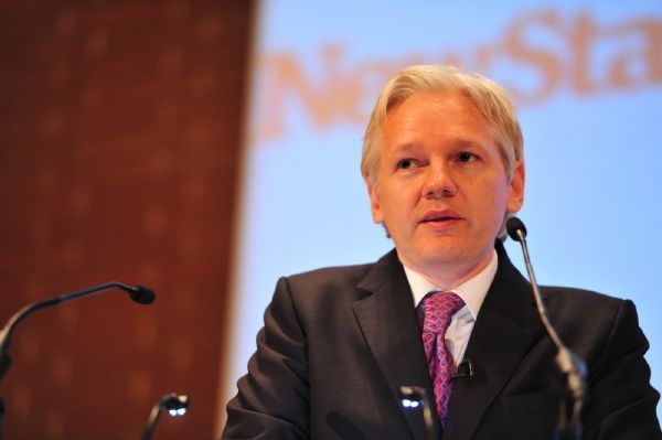 Assange, muž který otřásl světem,  na konferenci v Londýně (březen 2012).