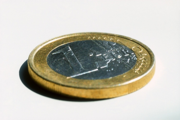 Slovenská vláda nařídí komerčním peněžním ústavům poskytovat obyvatelům s nízkými příjmy bankovní služby za symbolické euro měsíčně. 