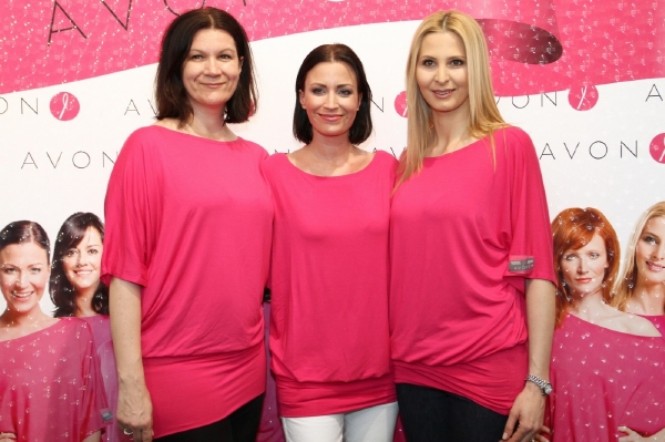Autorkou triček k letošnímu ročníku Avon pochodu je návrhářka Tatiana Kovaříková (první zleva).