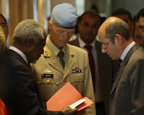 Koffi Annan (vlevo) hovoří s šéfem mise OSN v Sýrii generálmajorem Robertem Moodem. 