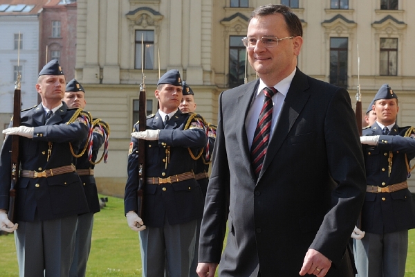Petr Nečas se zřejmě cítí v přítomnosti vojáků dobře.