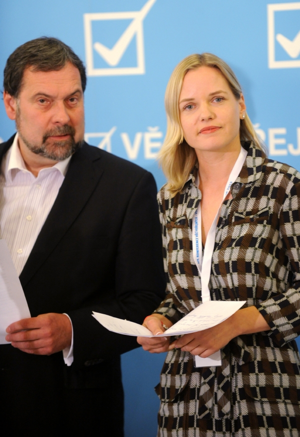 Předseda Vv Radek John a šéfka poslaneckého klubu strany Kateřina Klasnová.