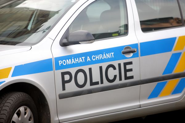 Policisté pátrají po zloději (ilustrační foto). Policisté pátrají po zloději (ilustrační foto).