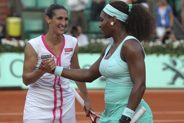 Virginie Razzanová (vlevo) a Serena Williamsová.
