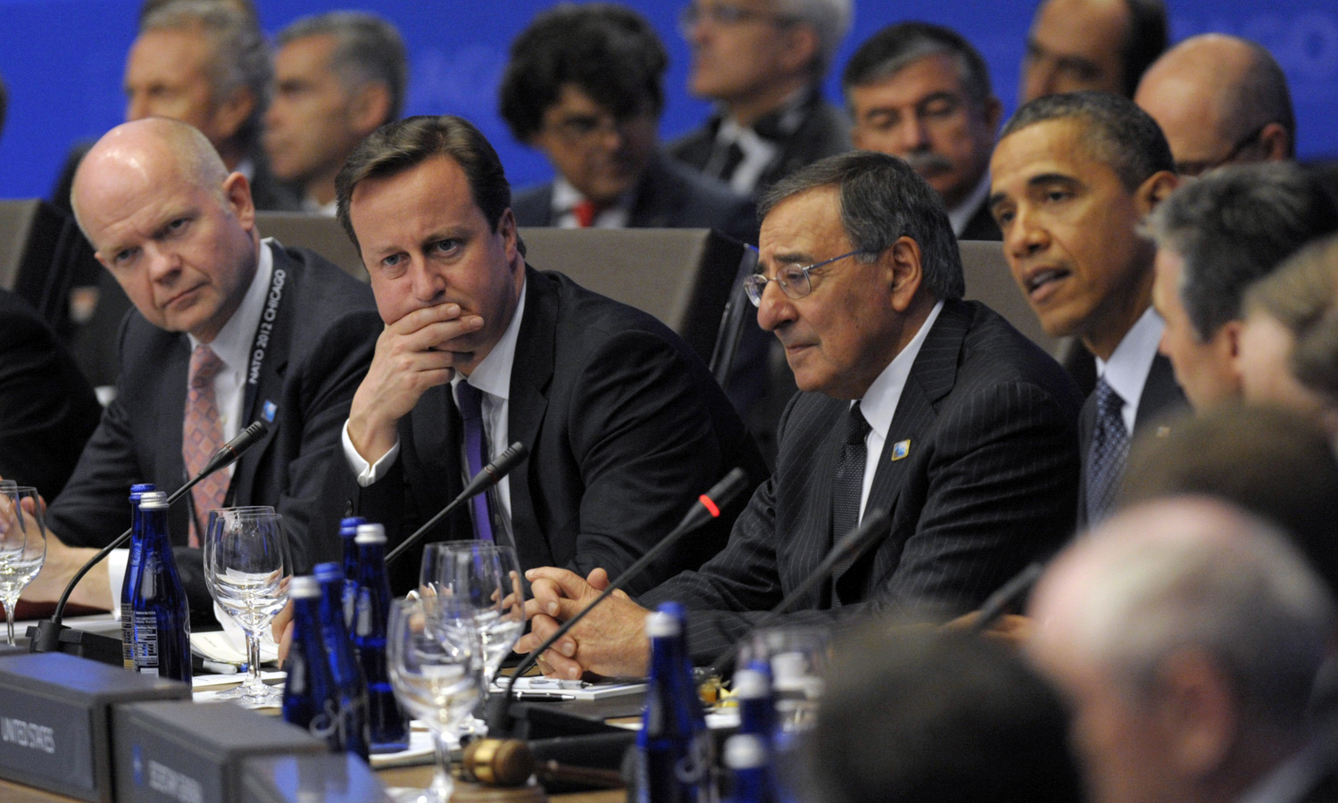 Starosti a zase starosti. David Cameron (uprostřed).