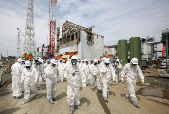 Japonští reportéři v maskách u havarované jaderné elektrárny Fukušima. Japonští reportéři v maskách u havarované jaderné elektrárny Fukušima.