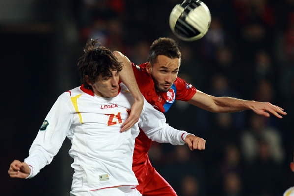 Tomáš Sivok (v červeném) v barážovém zápase s Černou Horou.