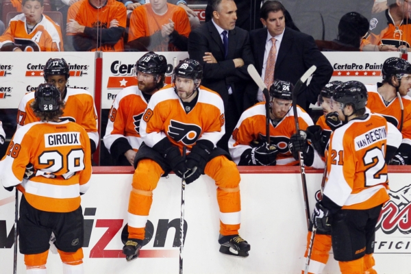 Hokejisté Philadelphie s Jaromírem Jágrem (na hrazení) během prohrané série s New Jersey.