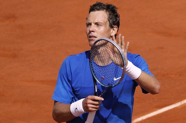 Tomáš Berdych se raduje z vítězství nad Francouzem Llodrou.