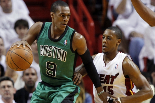 Bostonský Rajon Rondo (vlevo) v souboji s Mario Chalmersem z Miami. 