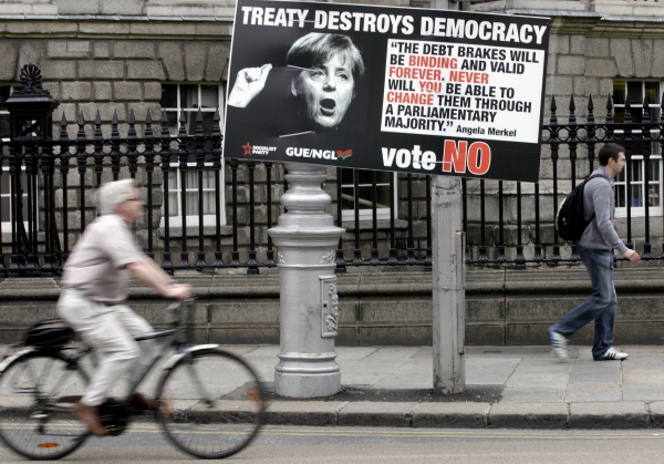 Zamítnutí fiskálního paktu podporuje levicově nacionalistická strana Sinn Fein. Zamítnutí fiskálního paktu podporuje levicově nacionalistická strana Sinn Fein.