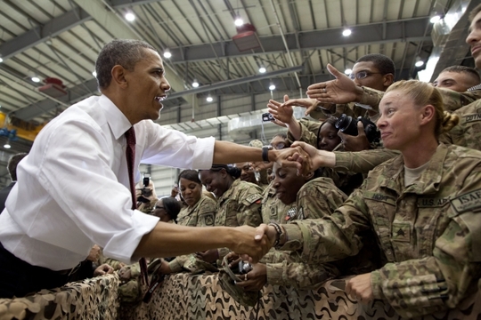Obama při návštěvě Afghánistánu začátkem letošního května. Obama při návštěvě Afghánistánu začátkem letošního května.