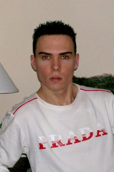 V Kanadě řeší nechutnou vraždu a podezřelým je bisexuální pornoherec.