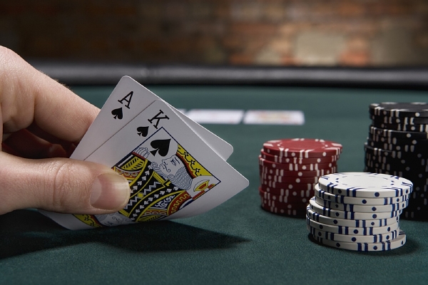Poker mnozí považují za dovednostní hru s prvkem náhody.