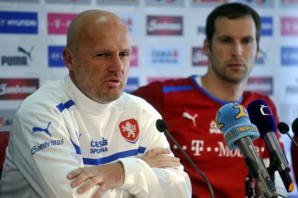 Michal Bílek (vlevo) na tiskové konferenci. Michal Bílek (vlevo) na tiskové konferenci.