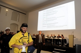 Vídeňskou diskusi s českými experty se pokusil narušit jeden aktivista s megafonem.