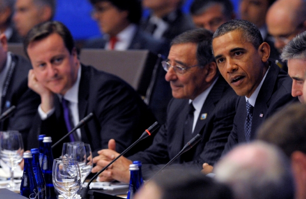 Leo Panetta při jedání summitu NATO po boku amerického prezidenta Baracka Obamy. Leo Panetta při jedání summitu NATO po boku amerického prezidenta Baracka Obamy.