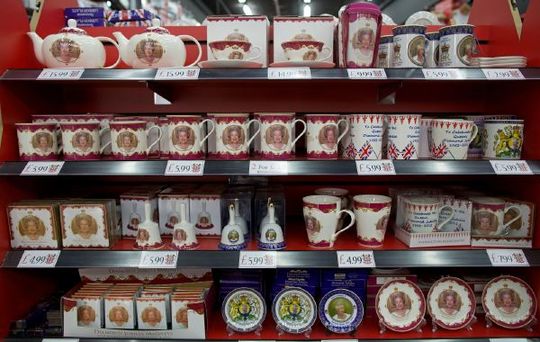 Británii zaplavily královniny suvenýry. Británii zaplavily královniny suvenýry.