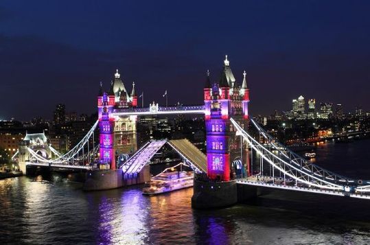 Tower Bridge se slavnostním osvětlením. Tower Bridge se slavnostním osvětlením.