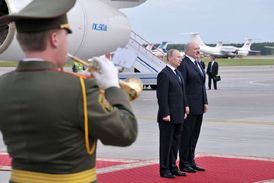 Putin při uvítacím ceremoniálu pro příletu do Minsku.