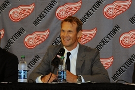 Nicklas Lidström oznamuje na tiskové konferenci své rozhodnutí ukončit kariéru.