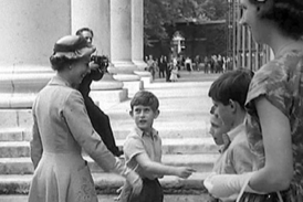 Snímek z roku 1957, Alžběta II. a syn Charles ve škole.