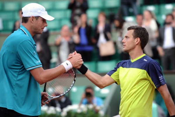 Americký tenista John Isner (vlevo) a vítěz tenisového "maratonu" Francouz Paul-Henri Mathieu.
