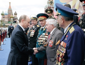 "Vaše mapy se nesmějí dostat do rukou nepřítele," slibuje Putin veteránům druhé světové valky. 