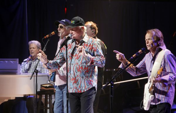 Skupina Beach Boys letos vydá nové album. Skupina Beach Boys letos vydá nové album.