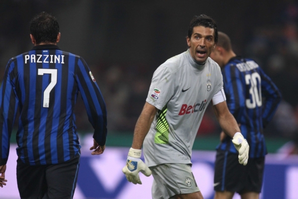 Gólman italské reprezentace Gianluigi Buffon (v šedém).