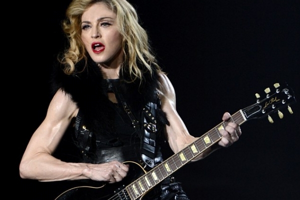 Madonna to s cvičením přehání, výsledkem jsou vyboulené bicepsy.