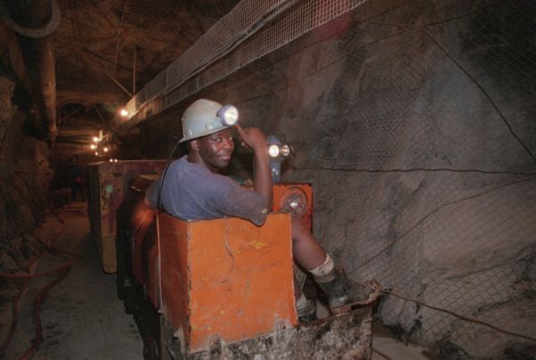 Číňané mají peníze, zato nedostatek nerostných zdrojů. Afrika naopak oplývá zdroji, ale chybí jí potřebná infrastruktura. Číňané mají peníze, zato nedostatek nerostných zdrojů. Afrika naopak oplývá zdroji, ale chybí jí potřebná infrastruktura.
