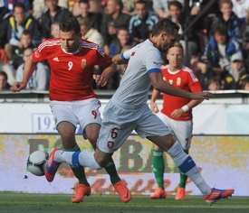 Tomáš Sivok (vpravo) v utkání s Maďarskem.