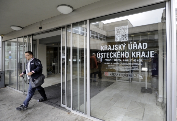 Policie 1. června v Ústí nad Labem prohledávala kanceláře úřadu Regionální rady ROP Severozápad, který rozděluje peníze z EU. Policie 1. června v Ústí nad Labem prohledávala kanceláře úřadu Regionální rady ROP Severozápad, který rozděluje peníze z EU.